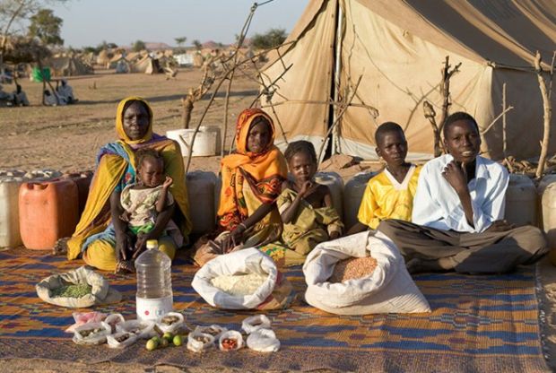 Porodica Aboubakar iz Sudana sa sedmičnim namirnicama od 79p
