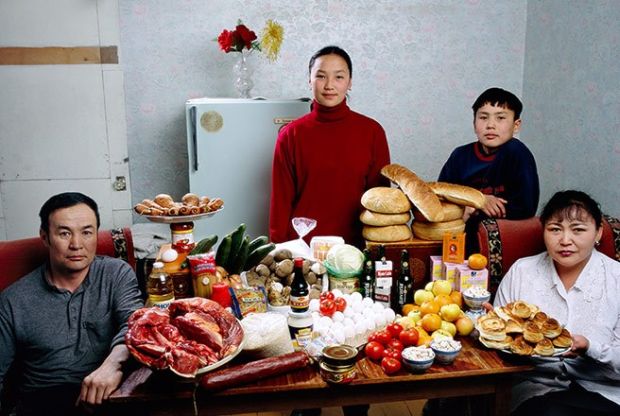 Porodica Batsuuri iz Mongolije sa sedmičnim namirnicama od £29