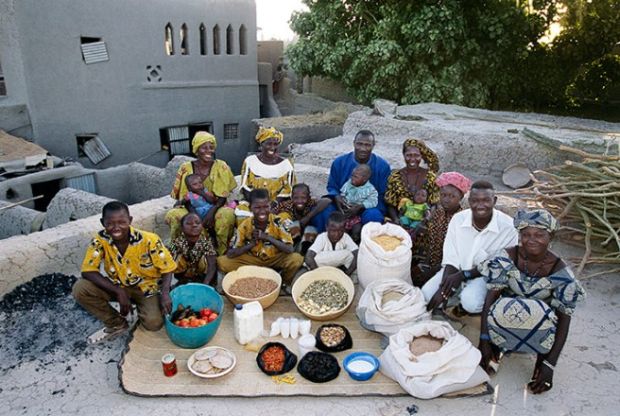 Porodica Nomo iz države Mali koja troši oko £16 sedmično na hranu